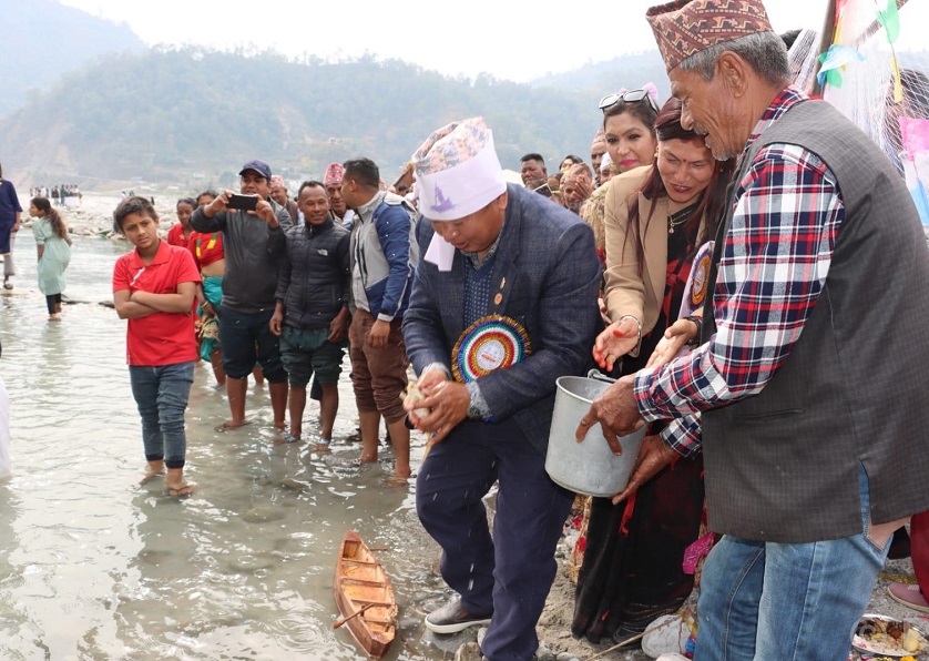 खोला सरसफाइ र पूजा गर्दै माझी समुदायले मनाए ‘लदी’पर्व